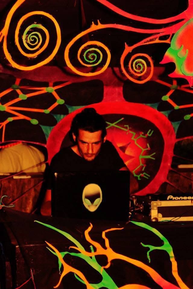 Arc Naboo performing with a laptop under fluorescent murals